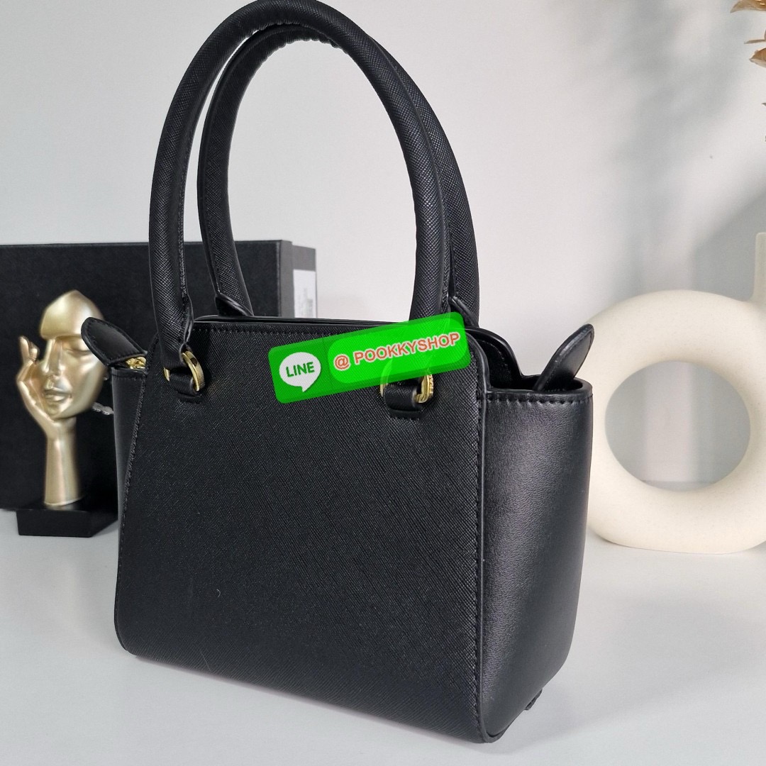 NEW ARRIVIAL มาใหม่กับกระเป๋าถือทรงยอดฮิต จากแบรนด์ PRADA อะไหล่ทองใบ ตัวกระเป๋าอยู่ทรงสวย ลาย SAFFIANO เปิดปิดด้วยซิป ด้านในมีช่องแยกและช่องใหญ่ แบ่งเก็บของได้เป็นสัดส่วน ขนาดกำลังดี ใส่ของได้หลากหลาย ใส่กระเป๋าสตางค์ใบกลางได้ มาพร้อมสายยาวสะพาย CROSSBOD