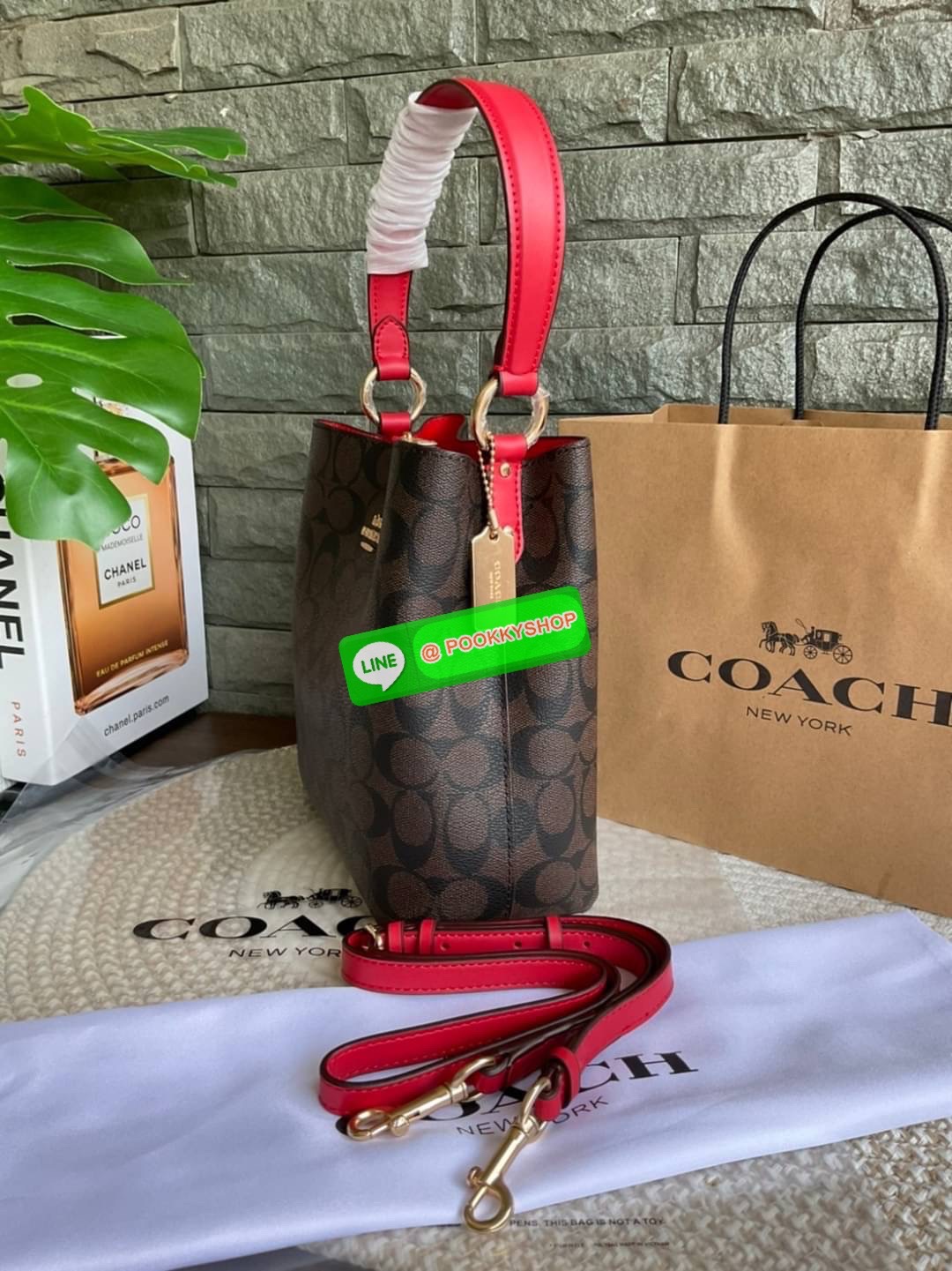 COACH SMALL TOWN BUCKET BAG IN SIGNATURE CANVAS รุ่น 2312 Collection บักเก็ตคลาสสิค รุ่นยอดนิยม กำลังมาแรงมากๆ กระเป๋าสะพายไหล่ และ Cross Body วัสดุหนังแคนวาสอย่างดี มาพร้อมสายสะพายสะพายไหล่ถอดออกไม่ได้ / สายสะพายยาว สายถอดออกได้ มี 3 ช่องใช้งาน