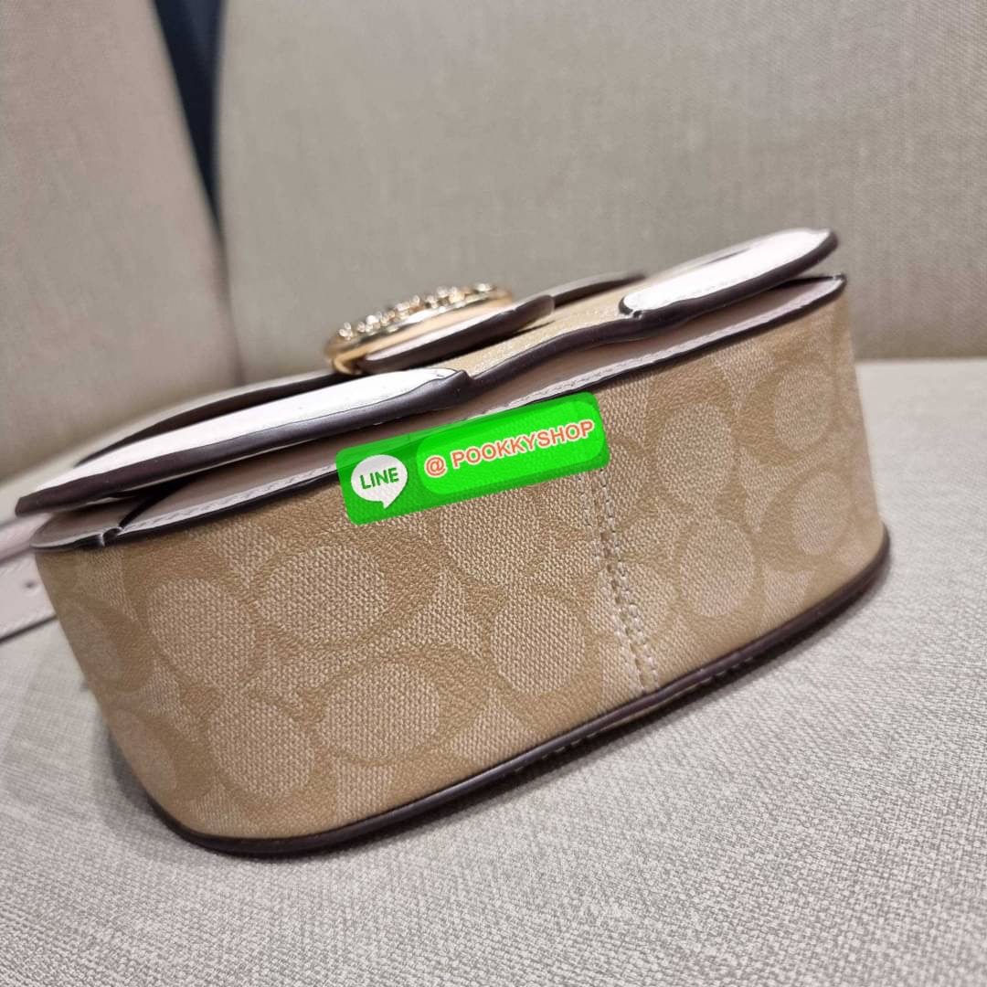 COACH C3593 GEORGIE SADDLE BAG IN COLORBLOCK SIGNATURE CANVAS WITH RIVETS ยกระดับความหรูให้กับตัวเองกันหน่อย ด้วยกระเป๋ารุ่นนี้!! ครอสบอดี้ที่ดีไซน์หรู อัพเลเวล ในราคาที่จับต้องได้ วัสดุหนังแคนวาสเคลือบสลับหนังเรียบ พิเศษไปอีกตกแต่งขอบด้วยหมุด เพิ่มดีเทลก