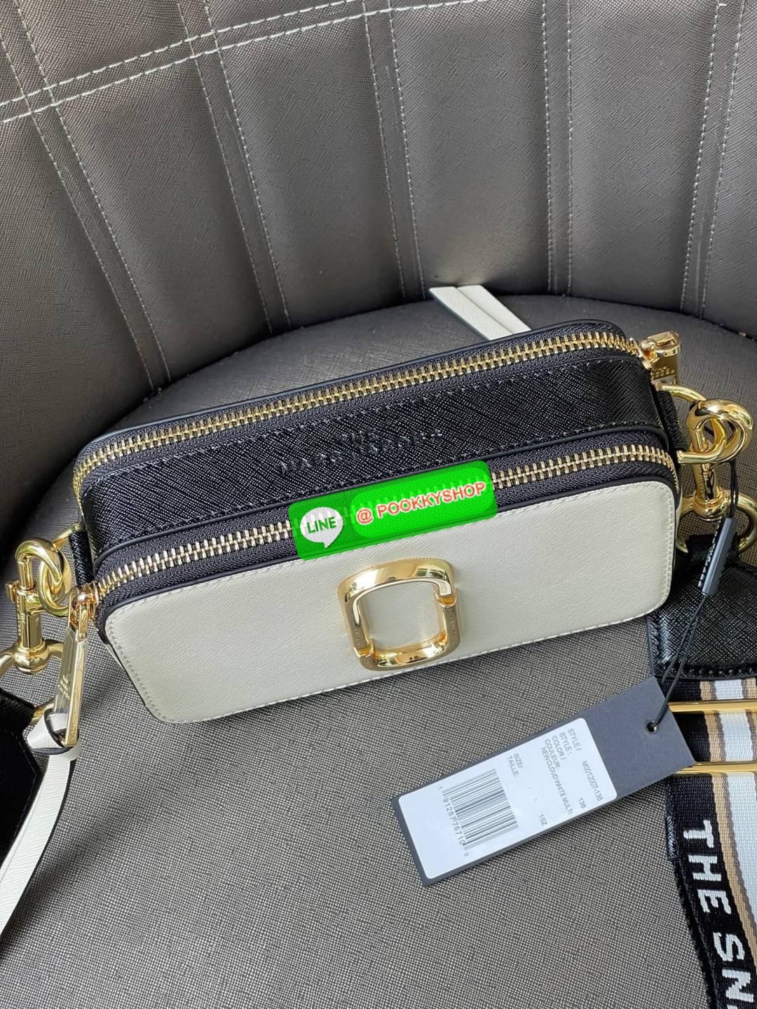 💕 Marc Jacobs Snapshot Bag กระเป๋าแบรนด์ดังจากสัญชาติอเมริกัน นับได้ว่ารุ่นนี้เป็นรุ่นทรงฮิตของ marc jacobs เลยทีเดียว โดยด้านหน้ากระเป๋าจะเป็นโลโก้แบบโลหะที่เป็นสัญลักษณ์ของแบรนด์นี้ มาพร้อมสายสะพายที่จะสะพายยังไงก็ดูโดดเด่น เพราะขนาดใหญ่ที่สกรีน