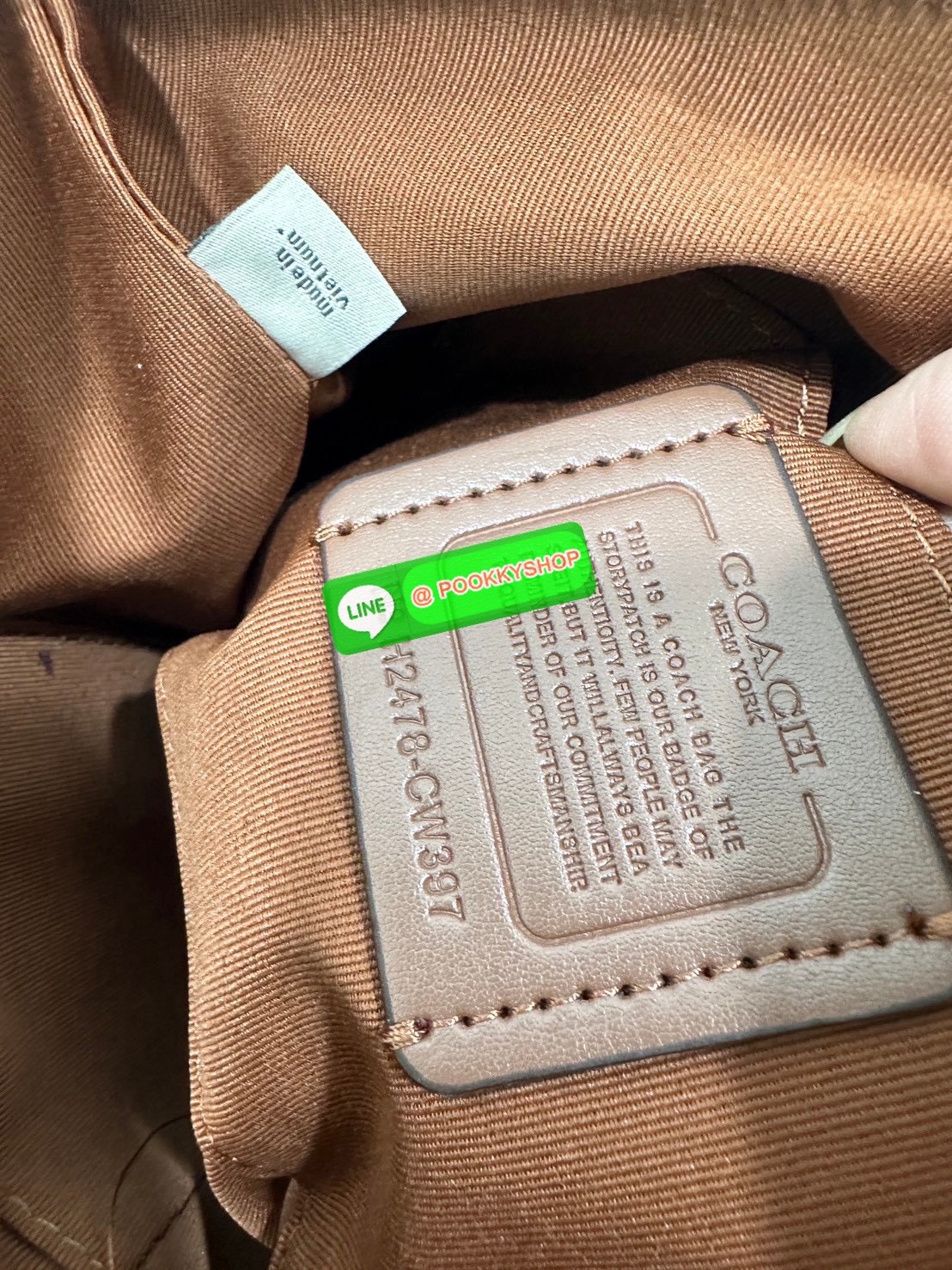 Coach Tote CX587 รุ่นม้าแคร่ Signature Patchwork แดงเบอร์กันดีสุดหรู ✨ รุ่นขายดี ลาย Signature Canvas พร้อมโลโก้ลายรถม้าเพิ่มลูกเล่นเด่นไม่เหมือนใคร 💼 ขนาดกำลังดี น้ำหนักเบา หิ้วไปทำงานหรือใส่ของรายวันก็เก๋