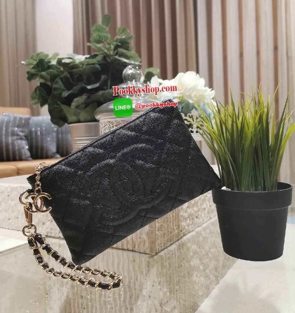 Don't Miss! Chanel Clutch Bag Gift With Purchase (GWP) กระเป๋าคล้องเเขนรุ่นใหม่พรีเมี่ยมกิ้ฟจาก Chanel Counter วัสดุหนังคาเวียร์สวยหรูเปิดปิดด้วยซิปสะดวกใช้ ห้อยอะไหล่โลโก้แบรนด์สีทองเพิ่มดีเทลเก๋ ภายในมีโลโก้ สามารถใส่กระเป๋าสตางค์ มือถือ iphone บัต