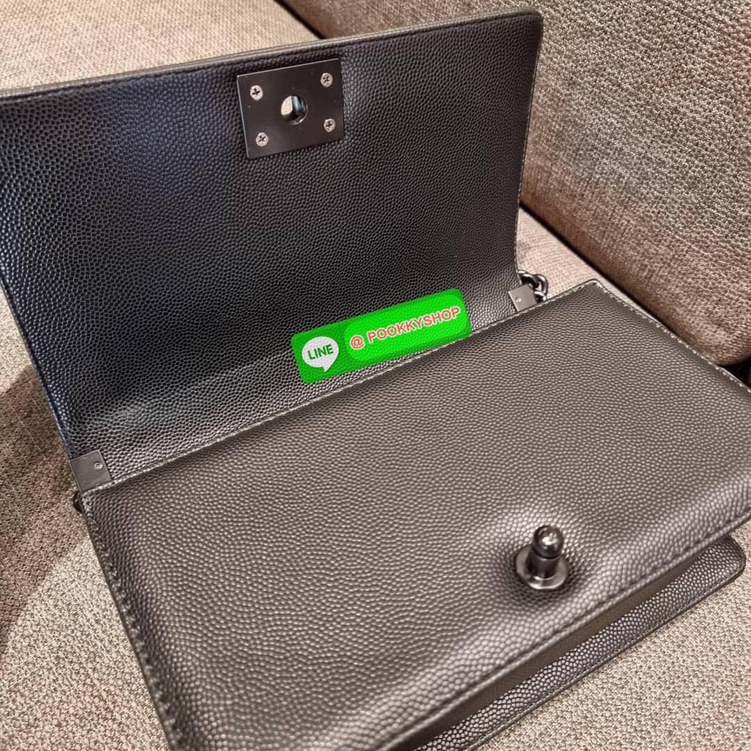 Chanel รุ่นสุดฮอต ดีไซน์อะไหล่ดำ เรียบหรูมากๆ!! วัสดุหนังลายคาร์เวีย ทรงคลาสสิคที่สาวๆห้ามพลาด!! ในราคาสุดจะคุ้มจากเคาน์เตอร์ dutyfree เปิด-ปิดกระเป๋าด้วยตัวล็อค ภายในโล่งกว้าง ไซส์ใหญ่ใส่ของได้เยอะ มีช่องแยกในกระเป๋า มาพร้อมสายสะพายโซ่สลับหนังรองบ่า (ถอด