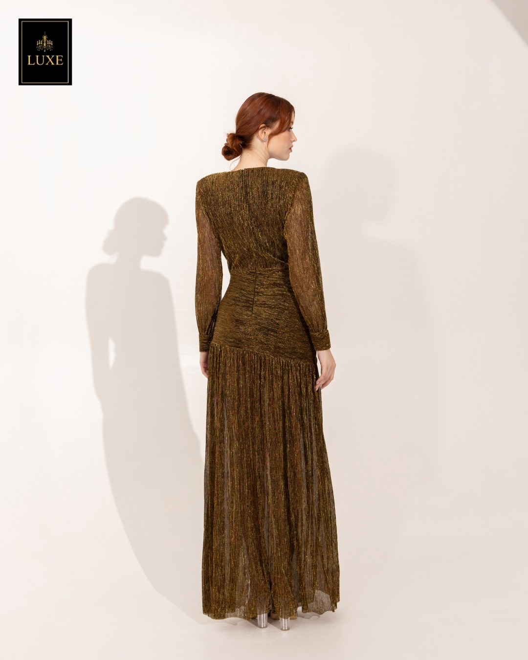 เดรสแฟชั่น แม็กซี่เดรสเสื้อคอวีป้าย แขนยาวเสริมไหล่ กระโปรงจับเดรปย่นเข้ารูปตรงสะโพก