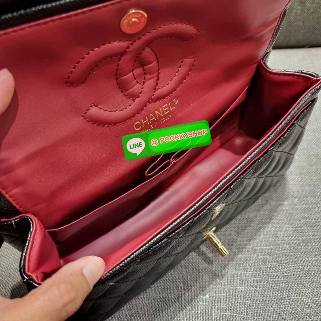 RESTOCK!! HOT ITEM!! Chanel premium for gift กระเป๋าสะพายหนังสังเคราะห์ลายคาร์เวีย อะไหล่พร้อมโซ่สะพายสีทอง ตัดกับกระเป๋าได้อย่างลงตัวและโดดเด่น เปิด-ปิดกระเป๋าด้วยตัวบิดล็อค ภายในกระเป๋ามีฝาปิดอีก 1 ชั้น บุหนังสีแดงโลโก้เด่น คม ชัด!! มีช่องโล่งกว้างจุของ