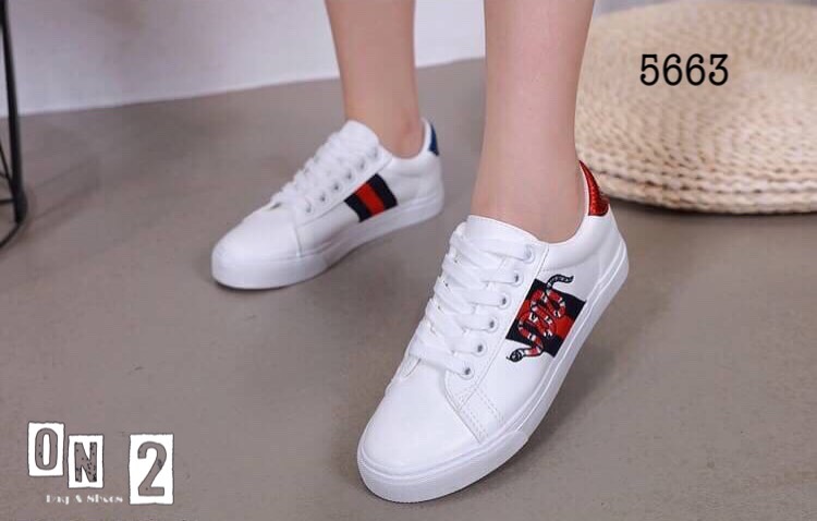 Sneakers style ผ้าใบแบบผูก สไตล์กุชชี่ White New Ace Sneakers ทรงนี้เป็นทรงที่ใส่ได้เรื่อยๆคะ สีขาวแมทช์ง่ายเข้ากับชุดเท่ห์ๆ ของสาวได้เยอะ งานเกรดดีราคาย่อมเยา เป็นอีกคู่ที่ควรมีติดไว้นะคะ