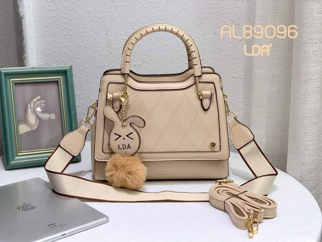 LDA BAGS พร้อมส่ง กระเป๋าสะพายข้าง LDA แบรนด์แท้ 100% แต่งด้วยพวงกุญแจปอมกระต่ายสดใสน่ารัก งานหนัง PU ทรงสวย ด้านหน้าเย็บลายตาราง งานcuttingเนี้ยบมากค่ะ ด้านในมี 3 ช่องใช้งาน หูถือดีไซน์สวย ทนทานแข็งแรง มีสายสะพาย 2 แบบ , ด่วน !!! สินค้ามีจำนวนจำกัดค่ะ