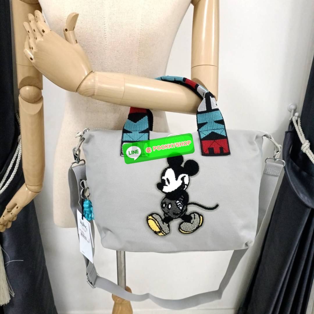 Kipling KALA Mini Disney's Mickey Mouse Handbag กระเป๋าถือหรือสะพาย วัสดุ Polyamide+Polyester รุ่นใหม่ล่าสุด Collection Mickey's ลายน่ารัก ผิวสัมผัสนุ่ม ลื่น พร้อมตัวการ์ตูน Mickey Mouse ไหมพรม ตกแต่งด้านหน้า ช่องหลักโล่งกว้าง พร้อมช่องแยกด้านข้
