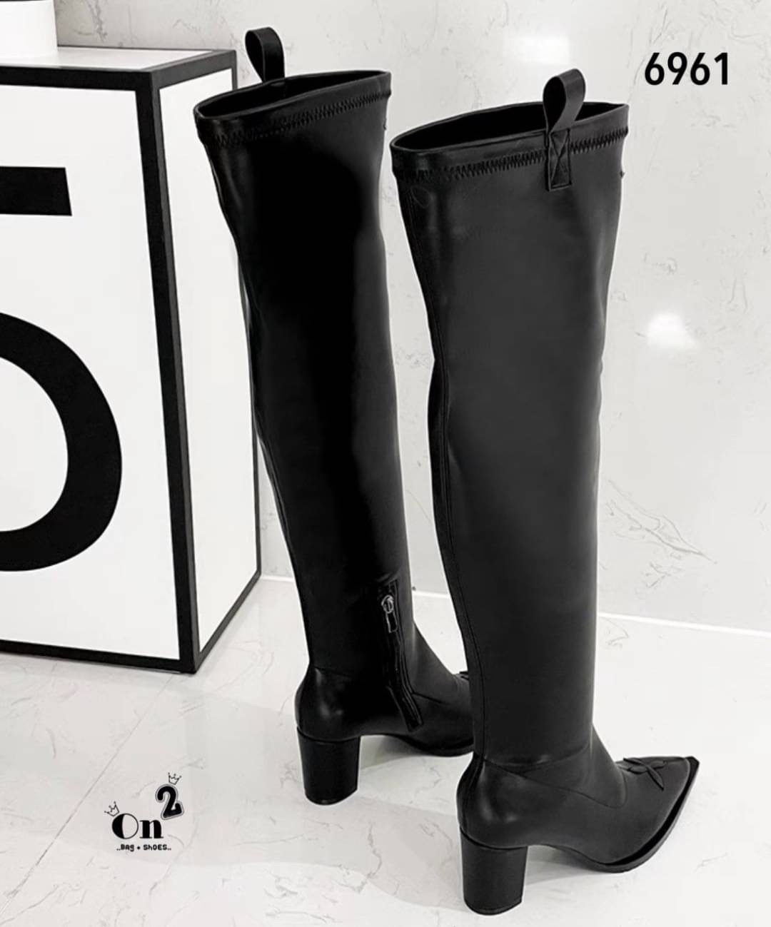 รองเท้าบูทข้อสูง ลุคสนามบิน ซีซั่นนี้คือของที่ต้องมีค่าาหนังนิ่มการตัดเย็บเนียบ ใส่ง่ายการดีไซน์ทรงส้นสูงดูเก๋ งานดีมากกันน้ำ กันฝน ใส่เดินลุยหิมะ ใส่เช็คอินที่เที่ยวสวยๆเริ่ดมาก สาวสายแฟต้องไม่พลาดจ้า