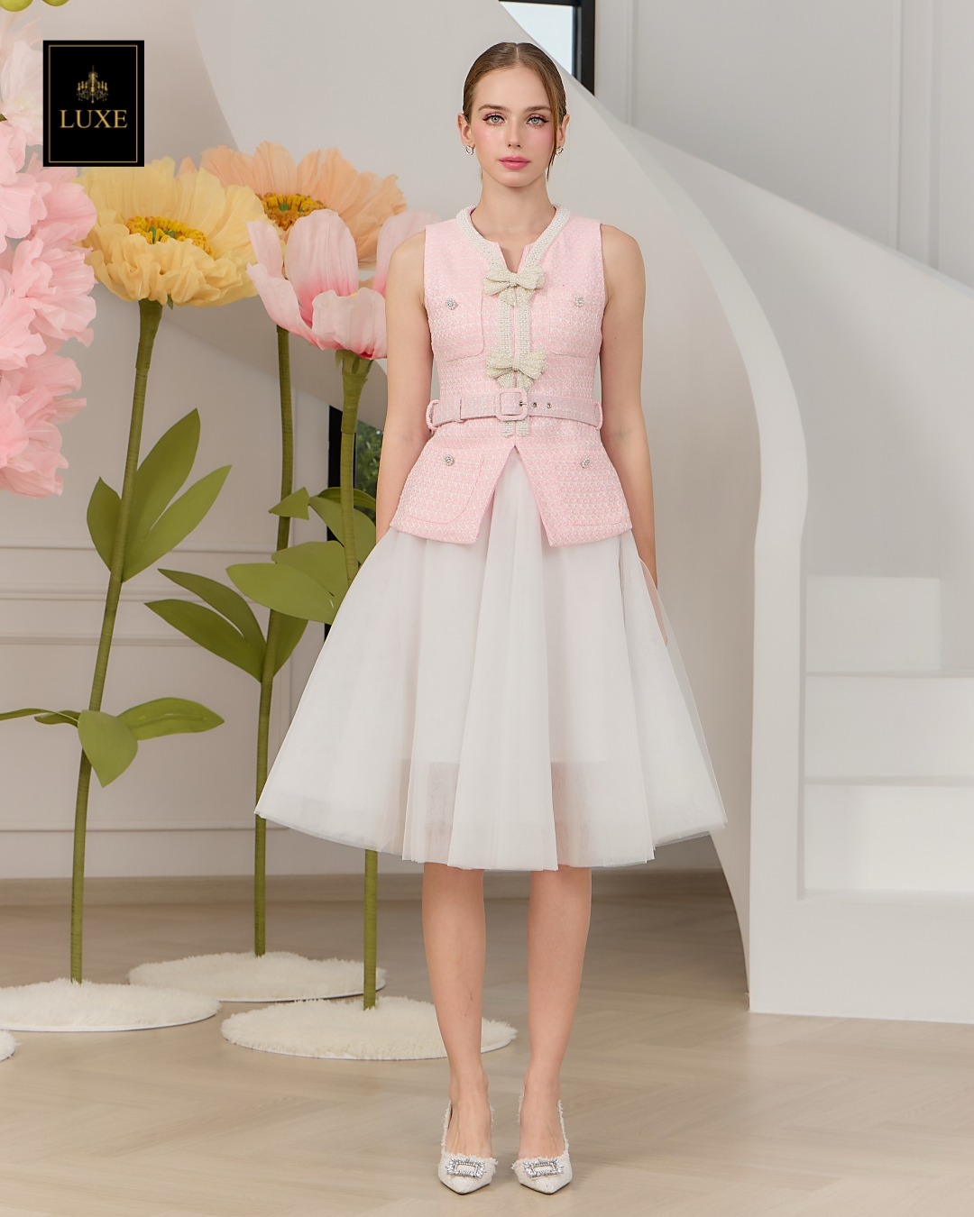 เสื้อแฟชั่น เสื้อแขนกุด ทรงเข้ารูป ชายเสื้อยาวปิดสะโพก มาพร้อมเข็มขัดผ้าในตัว