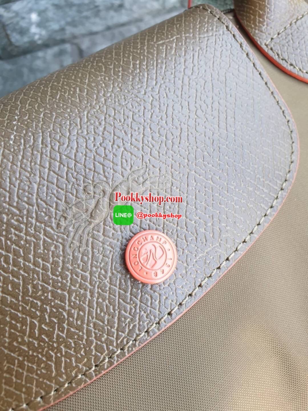 Longchamp Le Pliage Club Tote Bag Size L หูยาว วัสดุเนื้อผ้า Nylon Canvas เคลือบกันนำ้ ตัดด้วยหนังแท้ที่มีน้ำหนักเบา ดีไซน์เรียบง่ายแต่เต็มไปด้วยความคลาสสิก จนเป็นที่ชื่นชอบไปทั่วโลก Longchamp ปรับโฉม LE PLIAGE ด้วยการปักลายรูปม้า-ตราสัญลักษณ์ของแบรนด์บนผ