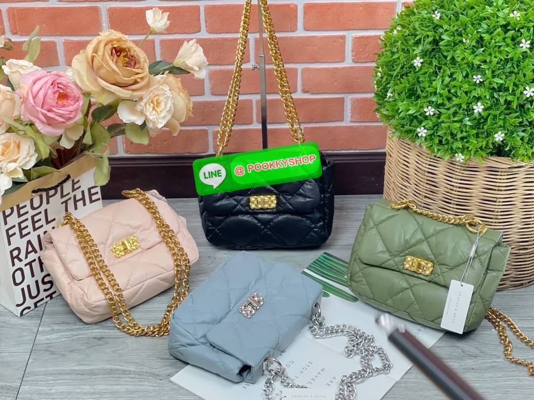 Charles & Keith Paffuto Padded Shoulder Bag มาเพิ่มสีสันให้กับสไตล์ในวันพักผ่อนสบายๆของคุณให้ดูสนุกขึ้น ด้วยกระเป๋าสะพายไหล่ขนาดกลางที่โดดเด่นด้วยหนังเย็บบุลายตาราง โก้หรูด้วยดีไซน์ตัวล็อคโลหะที่เข้ากับสายสะพายโซ่ เปิดปิดแบบตัวหมุนล็อก ด้านในจุของได้เยอะ