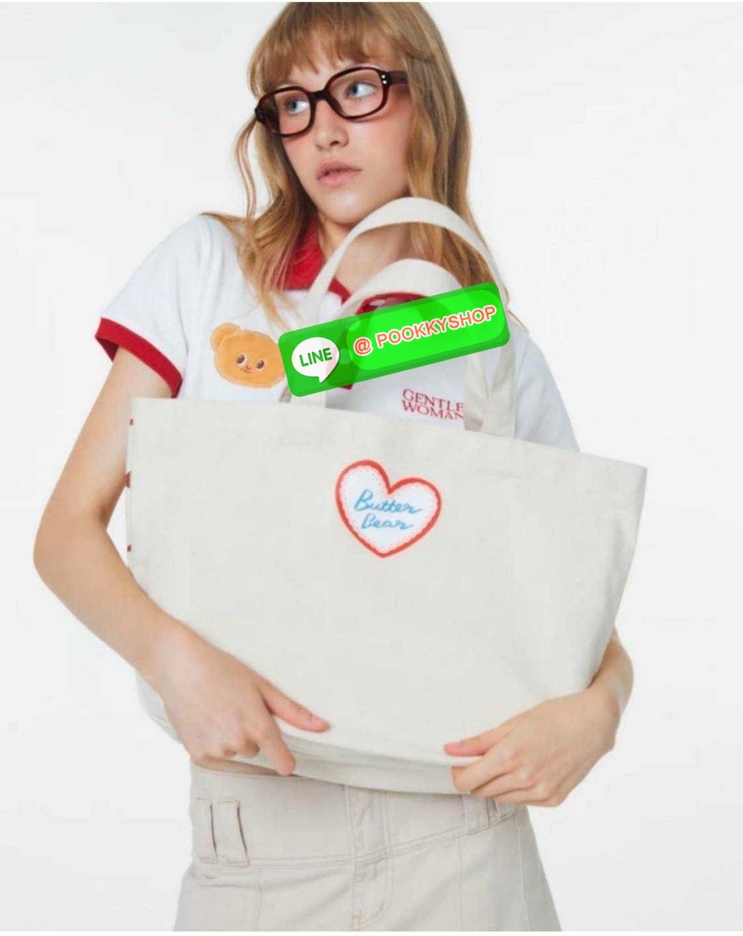 Gentlewoman x Butterbear tote bag 🔆 Details น่ารักเกินต้าน เป็นกระเป๋าที่เห็นแล้วใจฟูสุดๆ กระเป๋าโท้ทลายหมีเนยที่ตอนนี้กลายเป็นแรร์ไอเท็ม หายากสุดๆ รูปทรงคลาสสิค ภายในโล่งกว้างใส่ของได้เยอะมาก จะใช้เป็น everyday bag ก็ได้ พกไปต่างจังหวัดก็เหมาะ หร