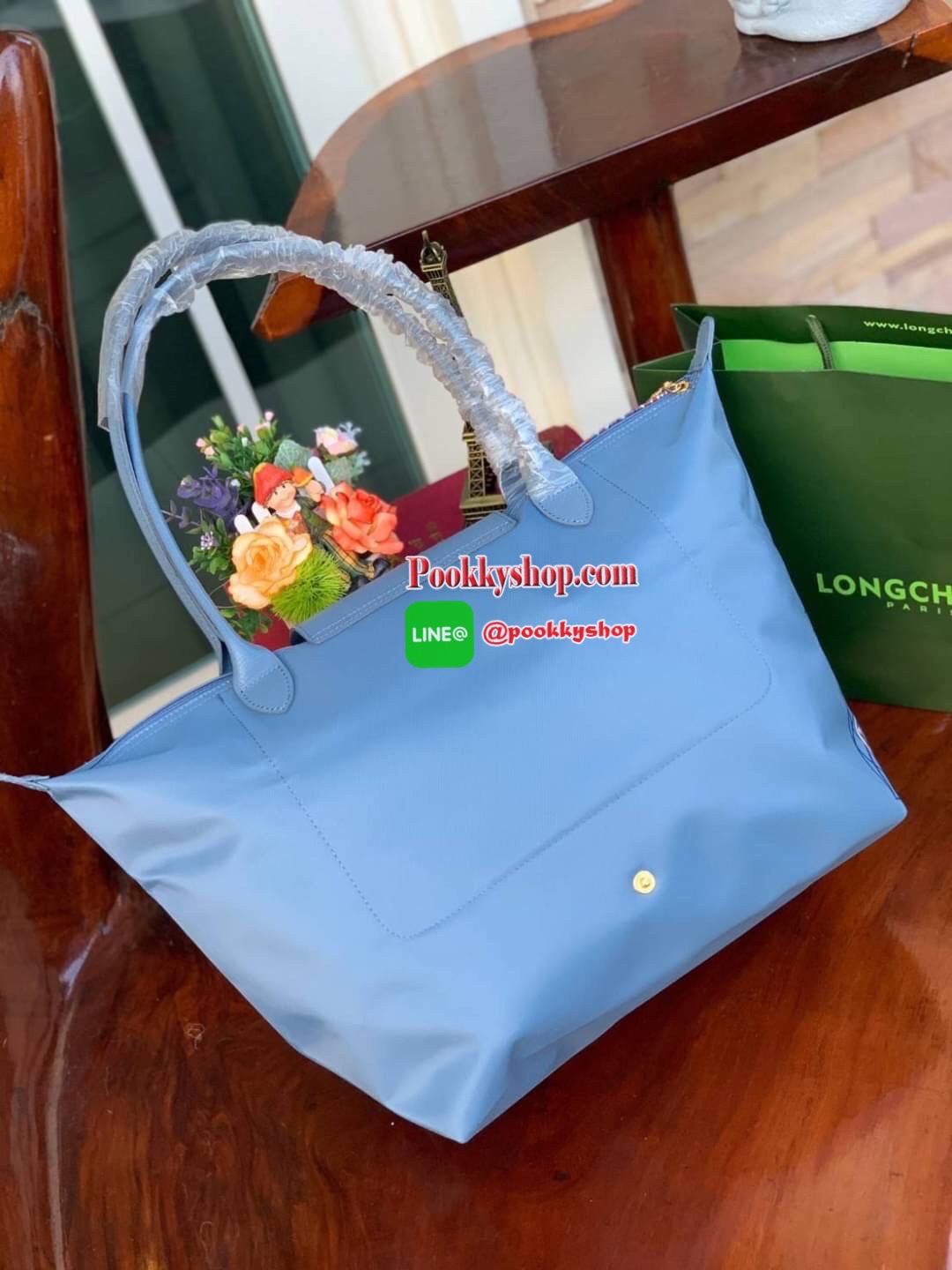 Longchamp Made In France Le Pliage Eiffel Tower Limited Edition Tote Bag สุดลิมิเตทกับlongchamp ที่ ออกมาเฉพาะซีซั่น พิมพ์ลายหอไอเฟล สามาถพับเก็บได้ ตรงตามชื่อทรง (คำว่า Le Pliage เป็นภาษาฝรั่งเศส แปลว่าการพับ) ส่วนฝาปิดและหูจับเป็นหนังที่ทำให้กระเป๋าดูไม