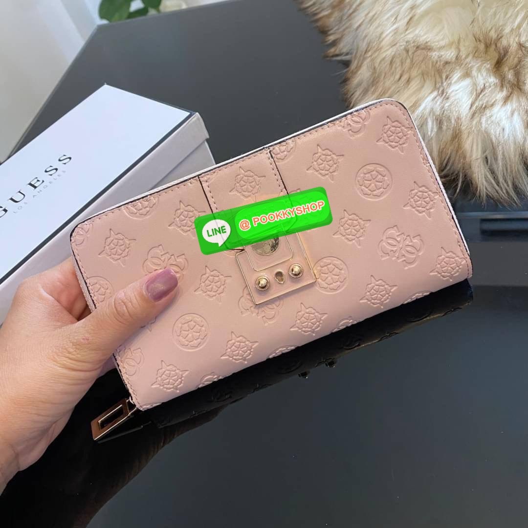 Guess Long Wallet กระเป๋าเงินใบยาวซิปรอบ ด้านหน้ามีโลโก้แบรนด์สีเข้ากระเป๋าสวยสะดุดตา รุ่นนี้มีสายคล้องมือมาให้ เพื่อใช้งานง่ายและสะดวกมากยิ่งขึ้น ด้านในมีช่องใส่ธนบัตร ช่องใส่บัตร และช่องซิปใส่เหรียญค่ะ