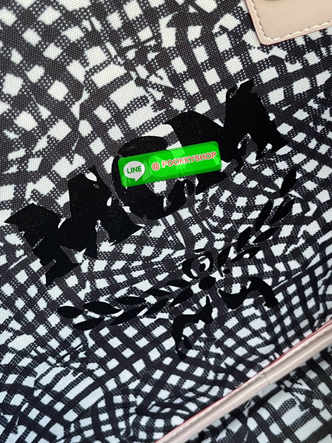 💕Mcm Liz Reversible Shopper in Visetos ขึ้นชื่อว่าเป็นกระเป๋าช็อปเปอร์ แน่นอนว่า จะต้องเหมาะสำหรับสาว ๆ ที่ชอบพกสัมภาระเยอะ ซึ่งรุ่นนี้ไม่ใช่แค่เพียงให้พื้นที่จุของกว้างขวางเท่านั้น แต่ยังออกแบบดีไซน์และรูปทรงให้มีความยืดหยุ่น มีหูรูดด้านข้างที่สา