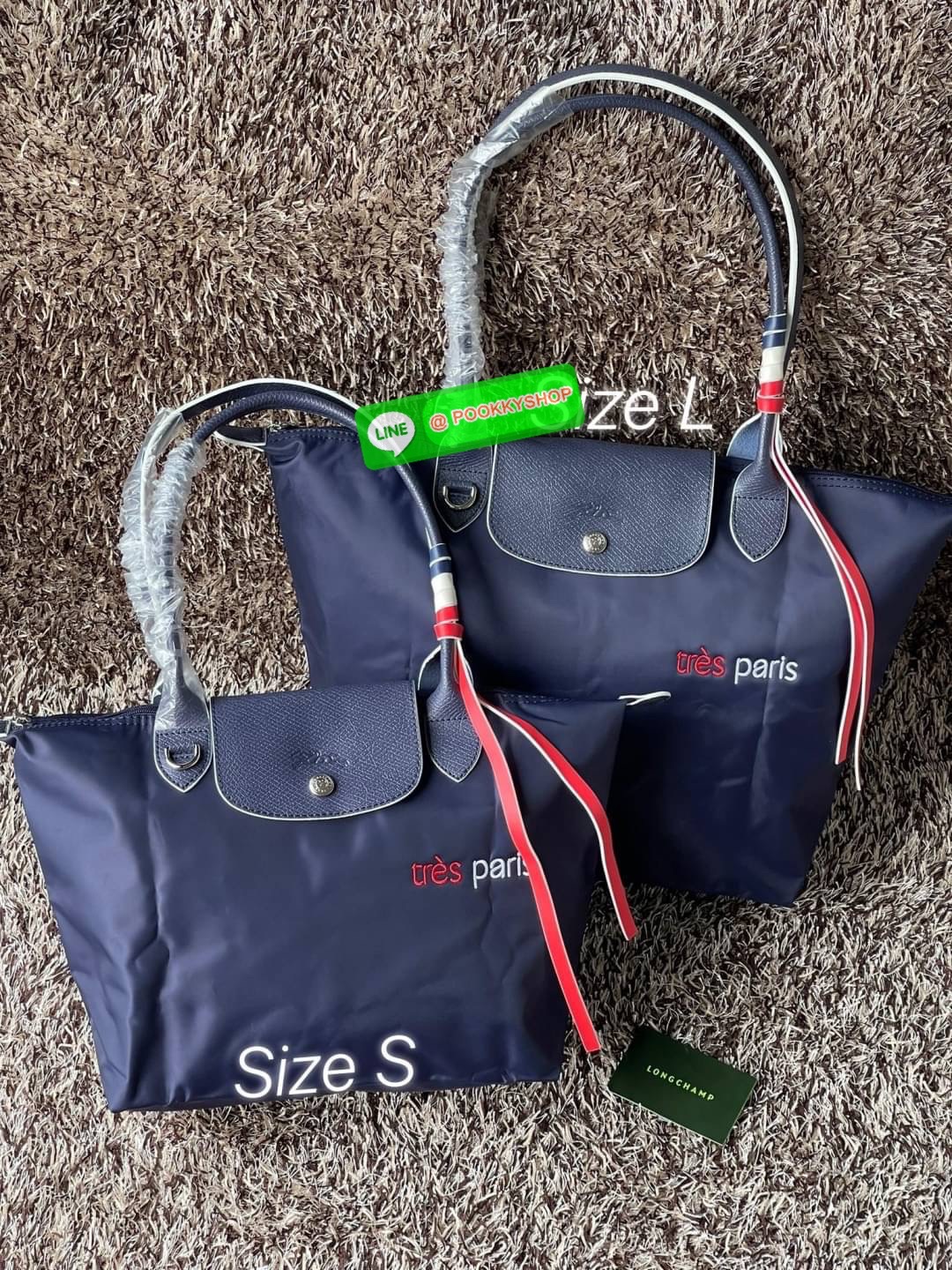 💕LONGCHAMP LE PLIAGE TRES PARIS SHOULDER BAG กระเป๋าโท้ทใบนี้ดึงดูดใจคุณด้วยรูปทรงมินิมอลและปริมาตรที่เพียงพอซึ่งสามารถเก็บเอกสารหรือแล็ปท็อปทั้งหมดของคุณได้อย่างง่ายดาย สายคล้องไหล่มีความยาวช่วยให้คุณสะพายได้อย่างสบาย ขณะที่การปิดด้วยซิปช่วยให้มั