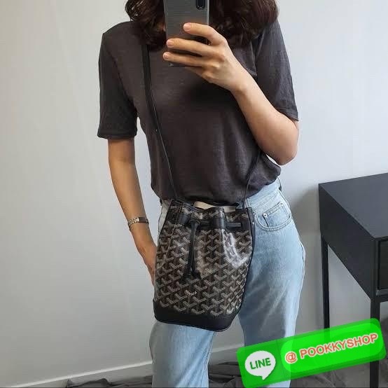 GOYARD PETIT FLOT BUCKET BAG กระเป๋าทรงถังรุ่น Petit Flot เป็น re-issue ของรุ่นดั้งเดิม ด้วยรูปทรงที่ถูกออกแบบมาอย่างสวยงาม ลงตัว เข้ากับทุกการแต่งตัว รวมถึงทันกระแสแฟชั่นทุกยุคทุกสมัย ภายในกว้างจึงสามารถบรรจุสิ่งของได้เยอะจุใจและเก็บของต่าง ๆ ได้อย่างปลอ