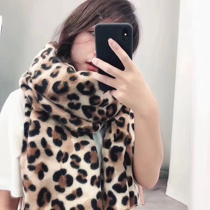 Brand: No Brand ผ้าพันคอลายเสือ 🔥 เสือต้องมา in trend กับแฟชั่นลายเสือ 🔥 ผ้าคลุมไหล่ ผ้าพันคอ ขนาดใหญ่ ทอลายเสือ ลายชัด ลายคมกริบ เนี๊ยบสุดๆ เนื้อผ้าในผืนเดียวกัน สีสวยคลาสสิค เนื้อผ้าหนา เนื้อนุ่ม อุ่นสุดๆ เนื้อผ้าผสมขนสัตว์ หนาวนี้ห้ามพล
