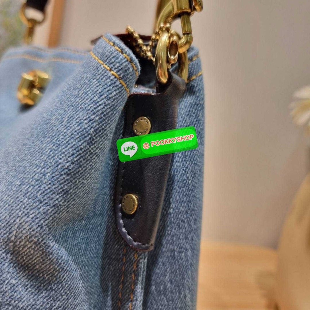 COACH CS241 WILLOW BUCKET BAG 🔆 Details ไอเท็มขายดี the best seller ที่สวยแบบมองไม่เลิก!! สวยแบบทำถึง!! กระเป๋าสะพายไหล่ทรงสวย ดีไซน์คลาสสิควินเทจ สีเดนิมดูโดดเด่น เปิดปิดด้วยตัวบิดล็อค และอีกฝั่งเป็นกระดุมแม่เหล็ก