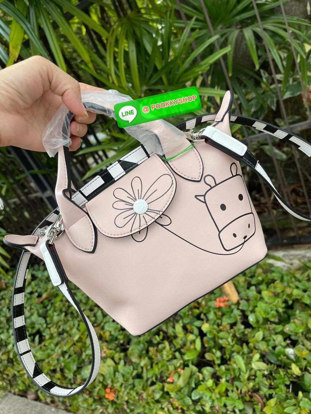 Longchamp Year of OX LE PLIAGE CUIR TOP HANDLE BAG XS Celebrate 2021! ต้อนรับปีวัวด้วยคอลเล็คชั่นพิเศษ วัสดุหนังเมทิส (Metis) หรือหนังแกะเนื้อนุ่มมาพร้อมหูจับขนาดสั้นเหมาะถนัดมือ กระเป๋าทรงไอคอนนิกพร้อมลวดลาย animation สุดน่ารักตรงยุคสมัย เอาใจผู้ที่ชื่นช