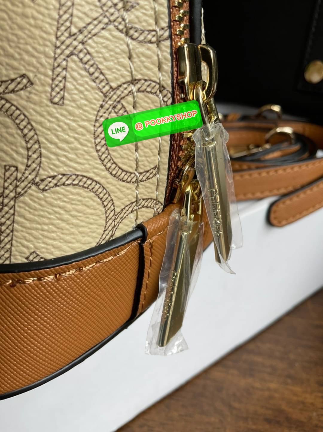 🚚 พร้อมส่ง 🚚 New arrival !! Calvin Klein Dome Mini Bag ( ขนาด 10” ) 💋สวยเก๋ ก่อนใครแน่นอนค่ะ ตามคำเรียกร้อง สวยหรูดูดีมาก สีสวยน่ารัก กระเป๋าสะพายแบบครอสบอดี้ ขนาดมินิ เป็นรุ่นที่ได้รับความนิยม แข็งแรงทนทาน จึงครองใจใครหลายคน วัสดุ