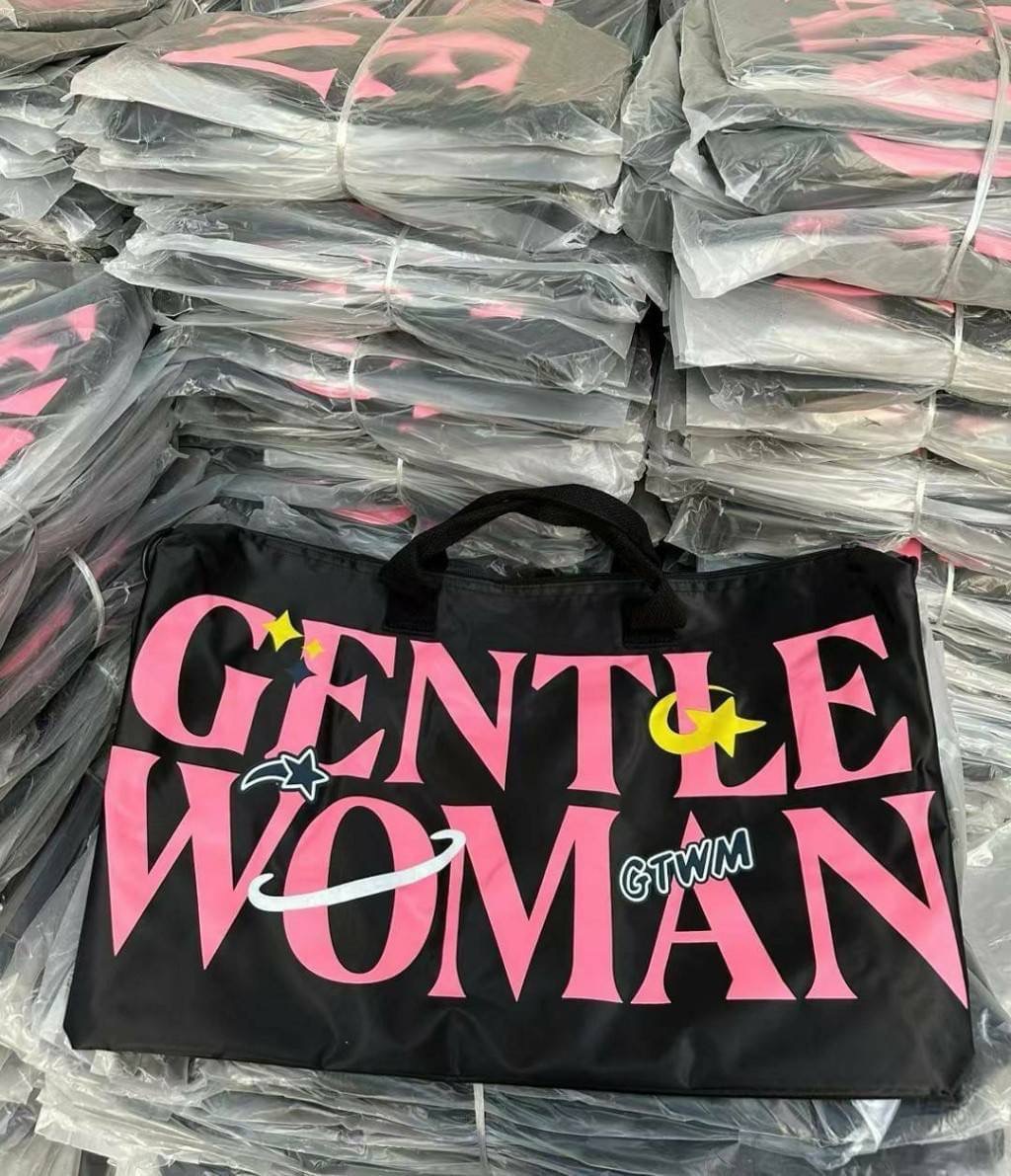 กระเป๋า GW New รุ่นใหม่ สกรีนอักษรชมพู ทรงสี่เหลี่ยมคางหมู พับเป็นใบเล็กเก็บง่าย แต่เมื่อคลี่ออกมา ก็ขนาดใหญ่ตามเดิม จุได้เยอะ มีสายสะพายไหล่ ผ้าร่ม กันน้ำได้ ซิปรอบ