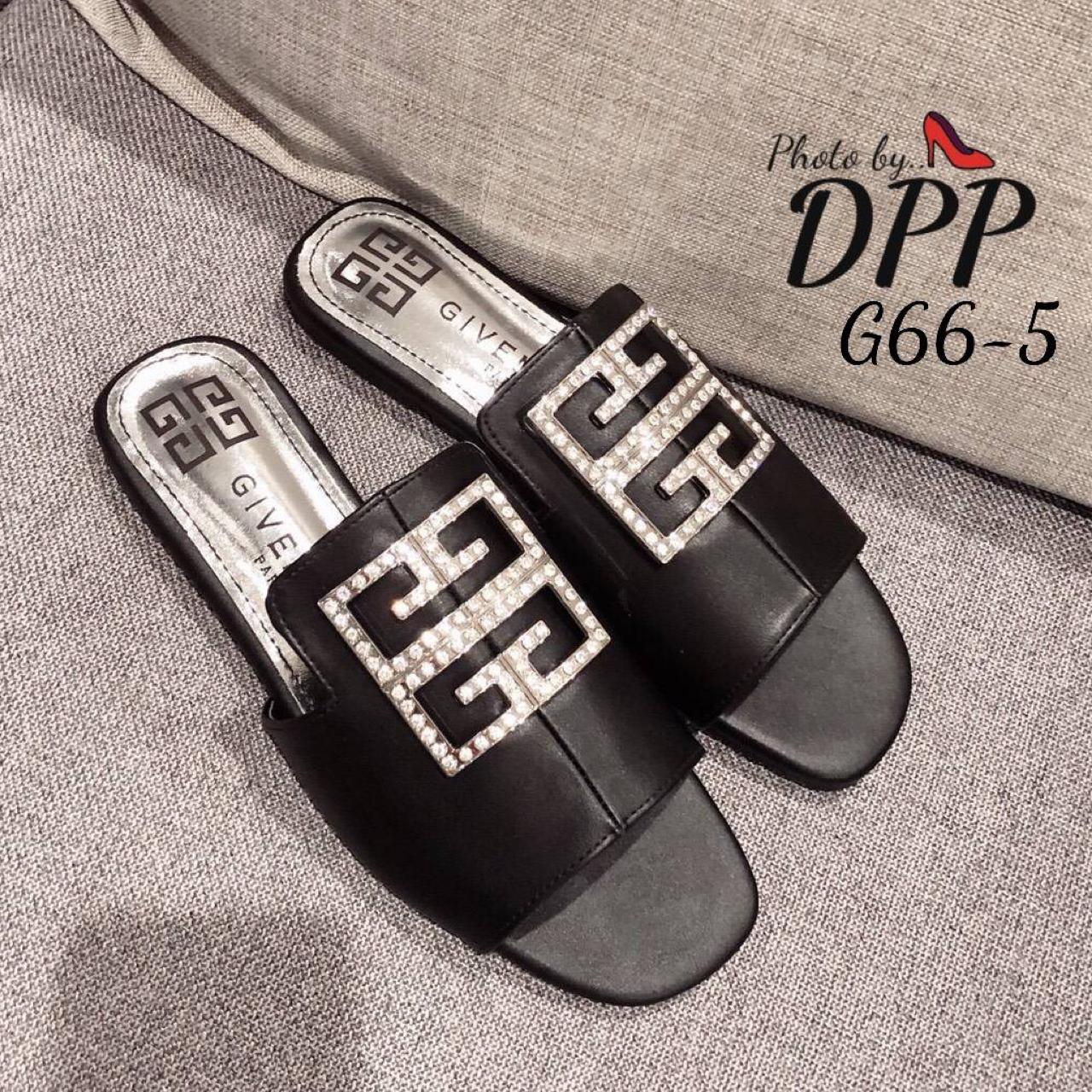 G66-5 พร้อมส่ง ฮอตๆๆๆ เลยคะ ตัวนี้ เพิ่งมาคะ แตะ givenchy เพชร ตัวใหม่ล่าสุด ปีนี้ รองเท้าแตะหน้าเพชร ส้นแบน หนังนิ่ม ทรงสวยมาก เก็บหน้าเท้าได้ดี สาวหน้าเท้ากว้างใส่ได้จ้า