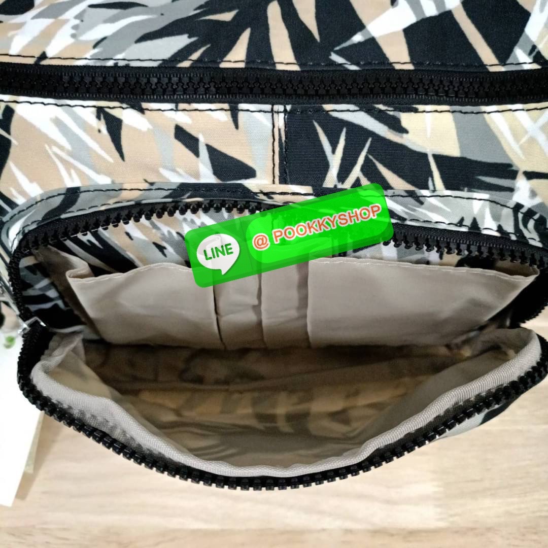 KIPLING RETH CROSSBODY BAG วัสดุ Nylon+polyester กระเป๋าสะพายข้างหรือ สะพาย Crossbody ได้ เปิด-ปิด ด้วยซิปปั๊มแบรนด์ที่หางซิป พร้อมช่องช่องหน้าแยกใส่ของใช้เล็กๆ น้อยๆ ได้ ช่องหลัก 2 ช่อง ด้านในโล่งกว้าง สามารถจุสัมภาระได้เยอะ มีช่องซิปด้านในและสายคล้องพวง