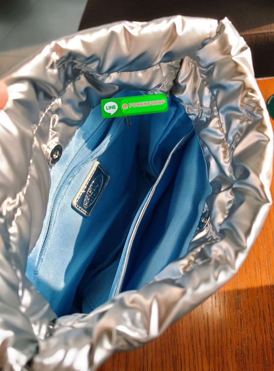 CARLYN TWEE MINI BAG #ไม่มินิตามชื่อจ้าา😘 💌พร้อมส่ง!สวยฉ่ำๆทุกสี ไม่มีไม่ได้แล้วจ้าา📌 ✔️กระเป๋าวัสดุไนล่อนอย่างดี นิ่มฟู ปักลายแบรนด์อันเป็นสัญลักษณ์ของรุ่นทั้งใบสวยงามค่ะ