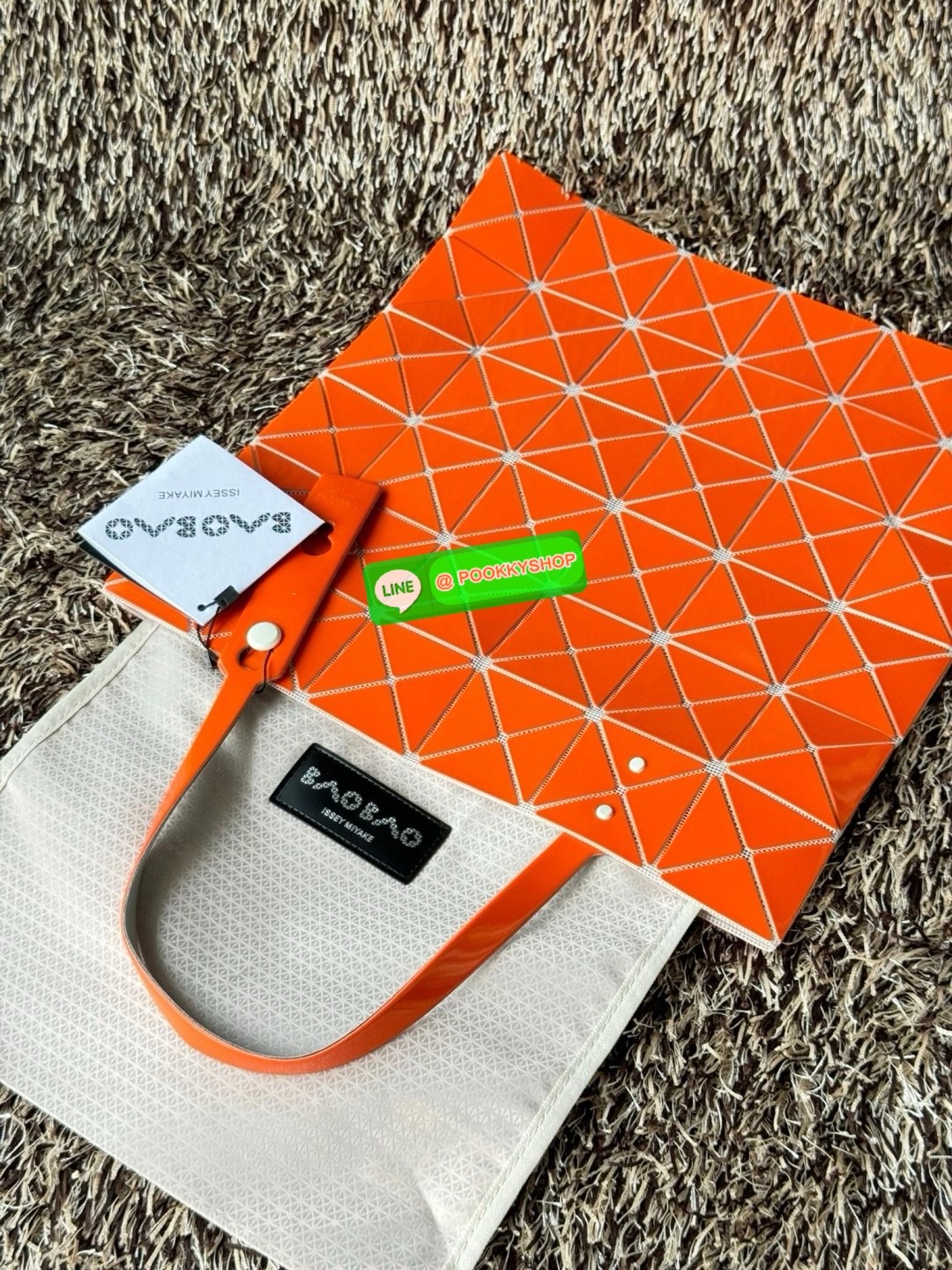 Baobao Issey Miyake 6x6 กระเป๋า Tote รุ่นนี้ถือว่าเป็นกระเป๋า Tote ไซส์กลางที่เหมาะกับการพกพาสิ่งของที่จำเป็นในทุก ๆ วัน มาพร้อมสายที่สามารถปรับได้ทั้งสองสาย และมีช่องใส่ของช่องเล็กด้านใน 1 ช่อง จุของได้เยอะแถมยังทนทาน ใช้เป็น Everyday Bag ได้เลยคะ พกพาสะ