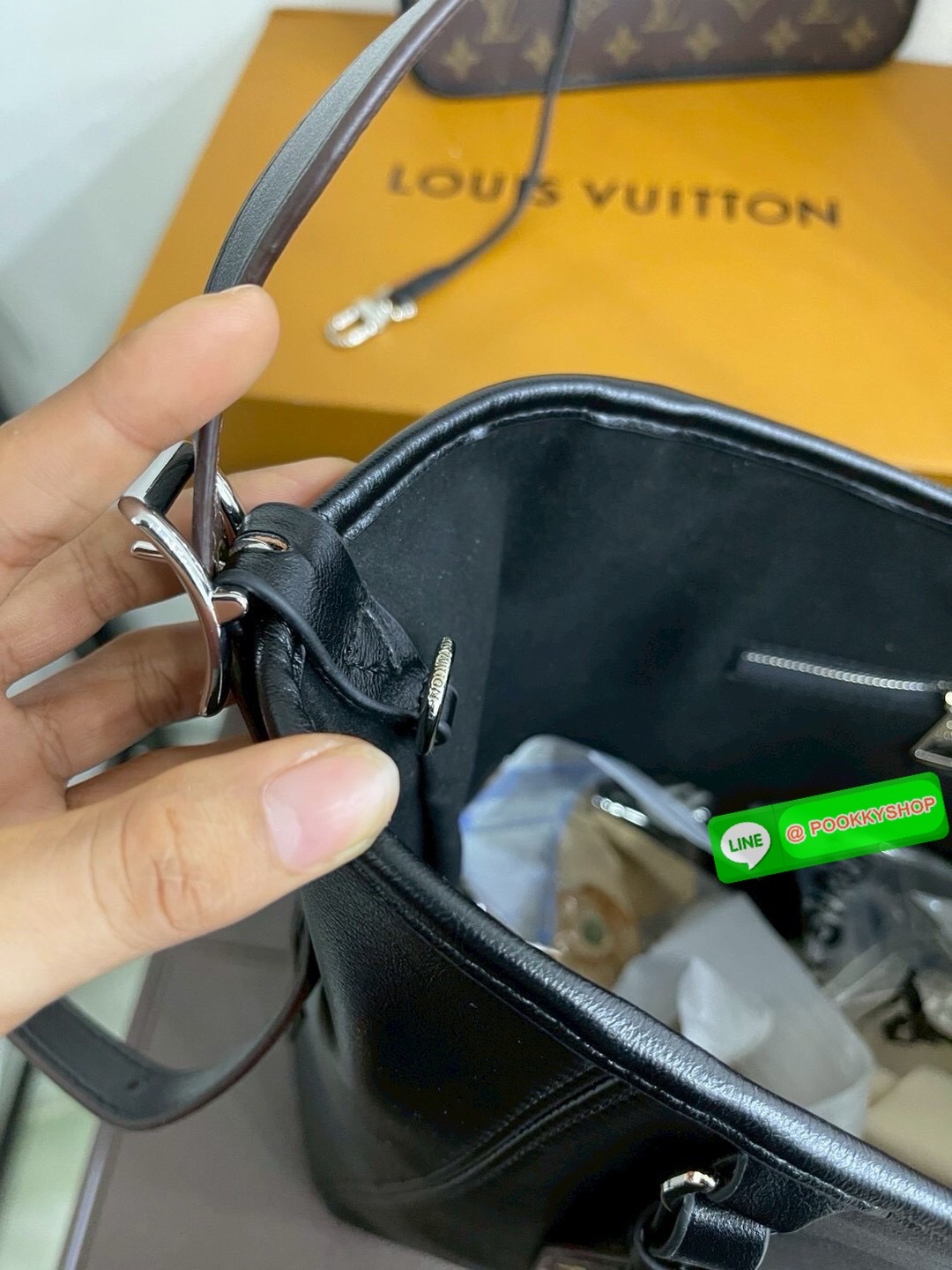 🕊️ พร้อมส่ง | LV CarryAll Vibe MM ใหม่ล่าสุด กระเป๋าสะพายทรงโท้ทใบใหญ่ สวยหรูดีไซน์เรียบง่ายคลาสสิค ดูผู้ดี มาพร้อมใบลูกลายโมโนแกรมสุดไอคอนิก รูปทรงสวยตลอดกาล ใช้ได้กับทุกลุค ทุกโอกาส ภายในโล่งกว้างมาก ใส่ของสำคัญได้ครบแน่นอนจ้า