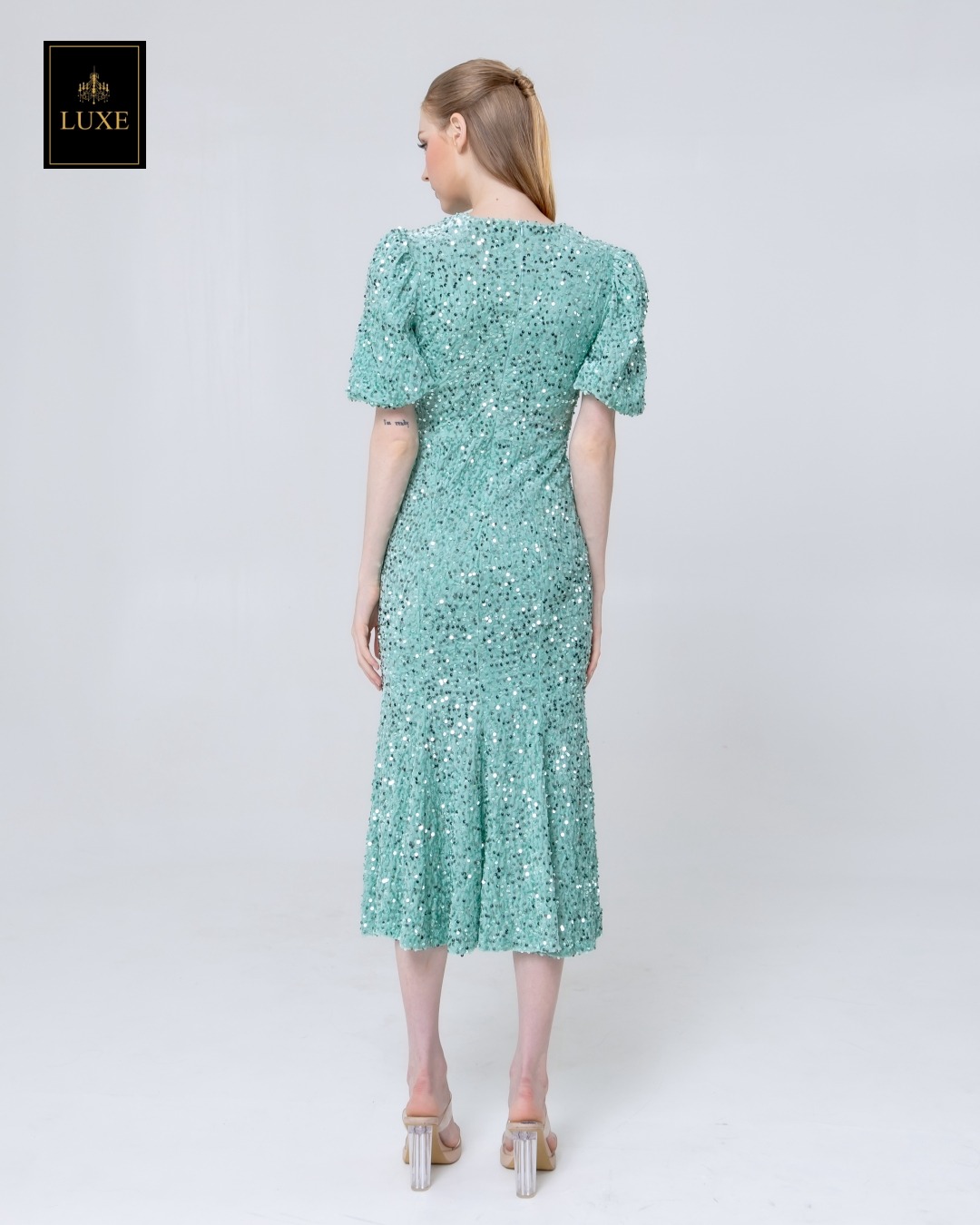 เดรสเสื้อคอกลม แขนสั้นปลายแขนพอง ชายกระโปรงบานเล็กน้อย