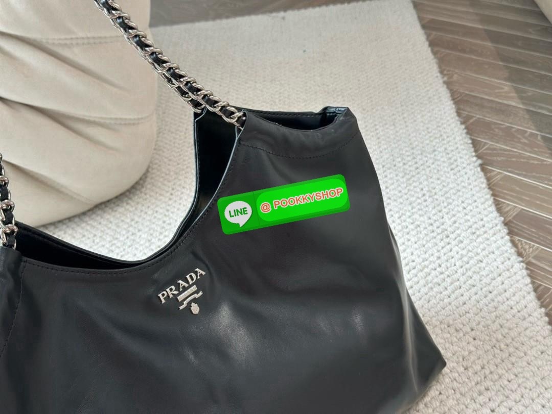 NEW ARRIVALS!! งานใบใหญ่สะพายไหล่ อะไหล่เงิน แบรนด์ PRADA เนื้อกระเป๋าหนังนิ่ม หนังสีดำเต็มไป เปิดปิดด้วยกระดุมแม่เหล็ก ใส่ของได้เยอะเว่อร์ IPAD สมุด หนังสือ A4ได้สบายๆ ด้านในบุผ้าปั้มแบรนด์อย่างดี สะพายแล้วให้ความรู้สึกหรูหราแบบเท่ๆมากค่ะ ด้านล่างมีหมุดร