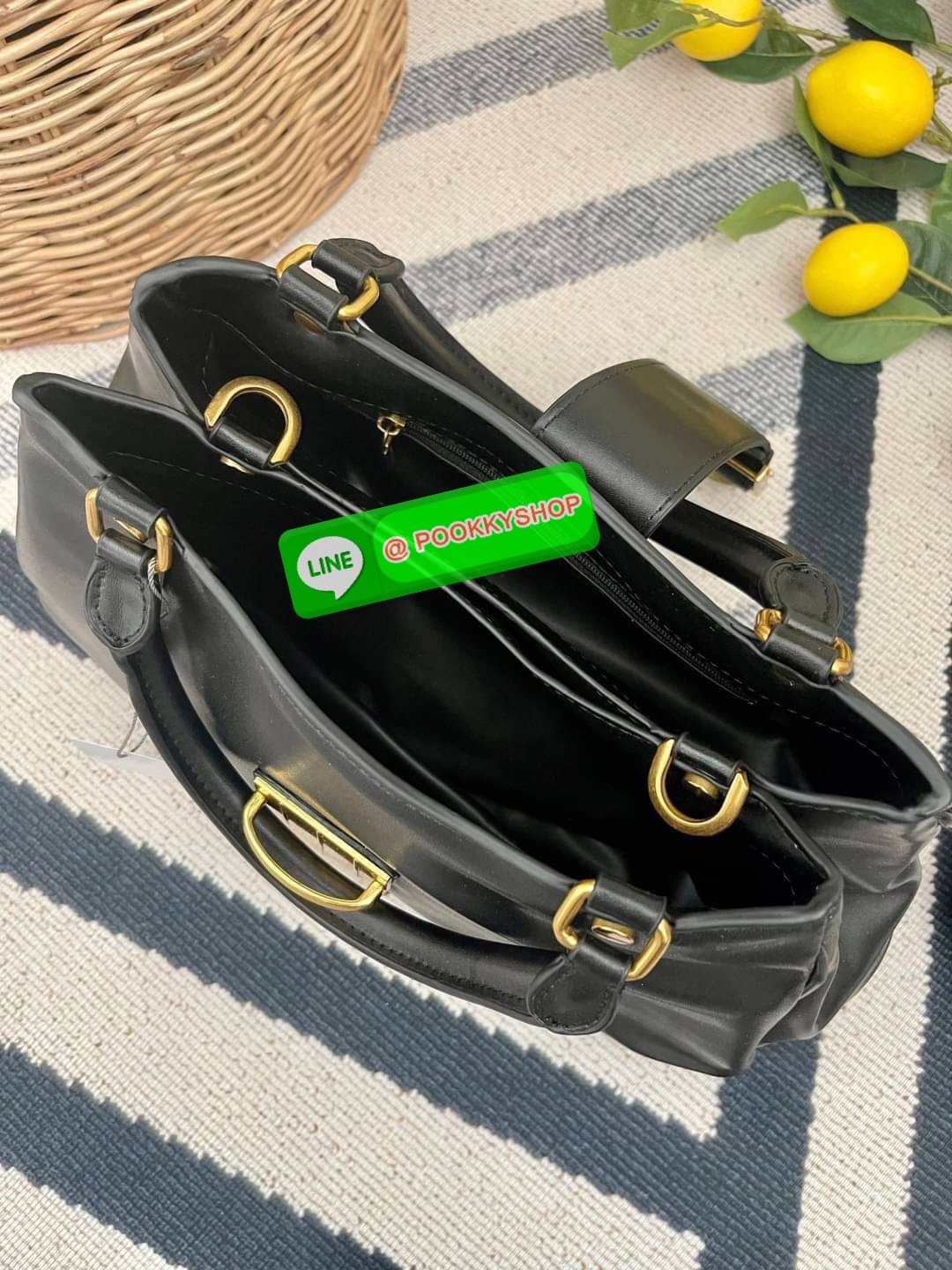 Charles & Keith Buckled Tote Bag กระเป๋าถือทรงเก๋สะดุดตาตกแต่งสายคาดพร้อมหัวเข็มขัดให้กระเป๋าดูโดดเด่นทันสมัย วัสดุหนังเรียบ หูหิ้วกระเป๋าสามารถพับได้ เปิดปิดแบบตัวเข็มขัดด้านหน้า ด้านในกว้าง พกพาของใช้จำเป็นได้อย่างครบถ้วน เช่น กระเป๋าเงินใบยาว โทรศัพท์