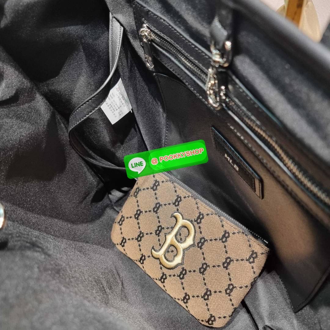 MLB MONOGRAM TOTE BAG กระเป๋าทรงโท้ท ใบใหญ่จุคุ้ม ที่มีกิมมิคไม่เหมือนใคร ด้วยดีไซน์ลวดลายโมโนแกรมเอกลักษณ์ ปั๊มลงบนผ้าแคนวาสและหนัง pu คุณภาพดี สวยคม ปากกระเป๋ามีอะไหล่เกี่ยวกันของหล่นได้ มาพร้อมสายสะพายในตัว ภายในโล่งกว้างมาก ใส่ของสำคัญได้แบบไร้กังวล ห