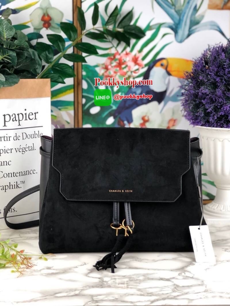 Charles & Keith Textured Tassel Shoulder Bag กระเป๋าเอนกประสงค์ ใช้ได้หลายแบบ! ตัวกระเป๋าแต่งด้านหน้าเป็นหนังกลับ-ช่วงด้านหลังเป็นหนังเรียบ (ยกเว้นสีครีม!! เป็นหนังเรียบทั้งใบ) มีพู่ห้อยด้านหน้าเก๋มาก เปิดปิดแบบกระดุมแม่เหล็ก ปรับทรงได้โดยการดึงหูรูดด้านห