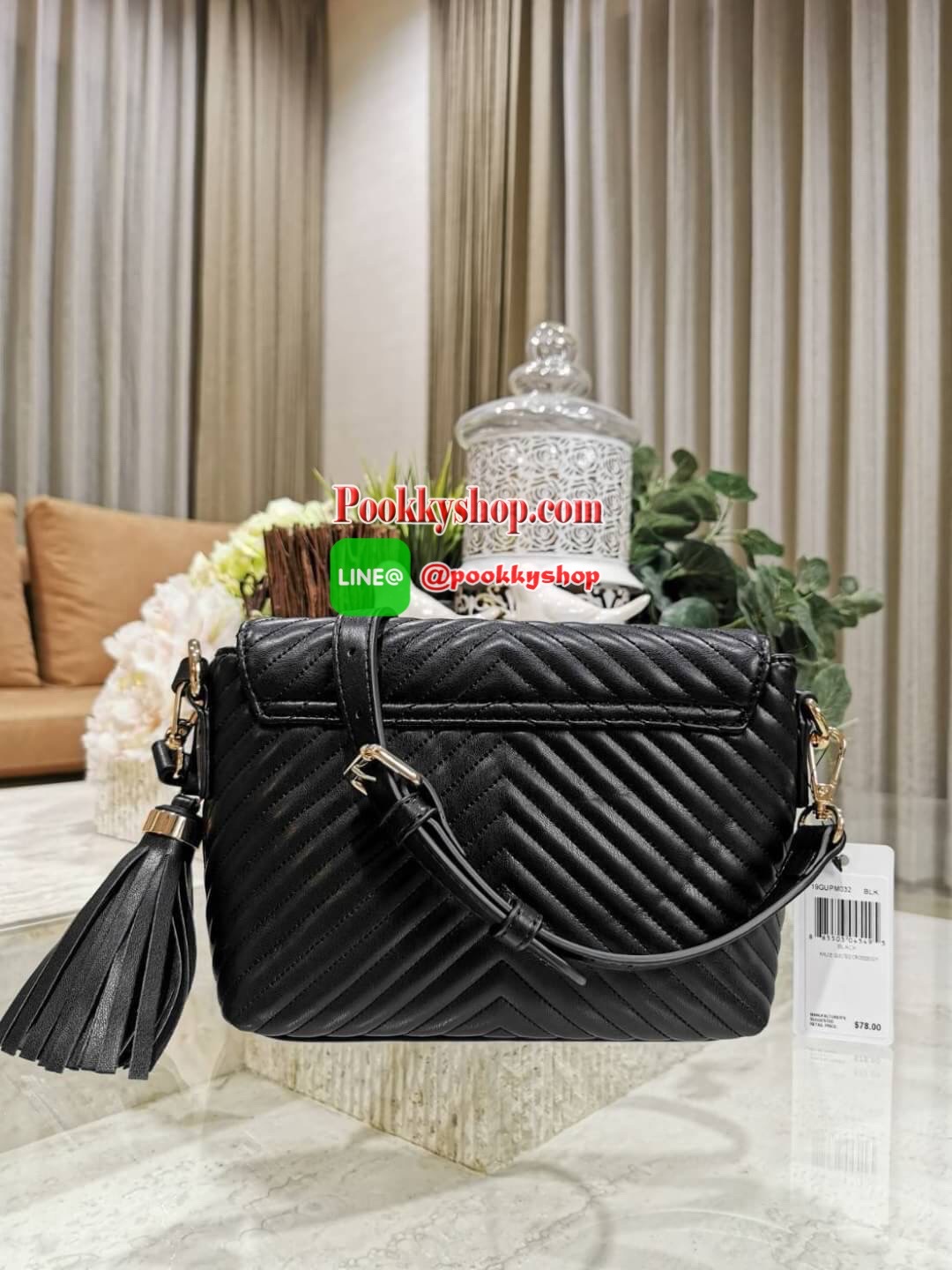 NEW! GUESS CROSSBODY BAG กระเป๋าสะพายรุ่นใหม่ล่าสุดดีไซน์คลาสสิควัสดุหนังนิ่มเดินเส้นลายตารางสวยอยู่ทรงด้านหน้าประดับโลโก้ GUESS เปิดปิดด้วยฝาปิดกระดุมแม่เหล็กประดับด้วยพู่หนัง ภายในมีโลโก้และช่องซิป กว้างและจุใส่กระเป๋าสตางค์ มือถือ ของจุกจิกได้เยอะ สายส