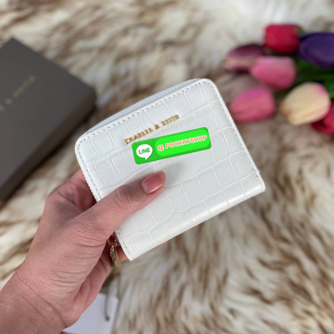 CHARLES & KEITH COMPACT WALLET กระเป๋าตังใบสั้นฟังก์ชันครบ!! ด้านหน้ามีโลโก้แบรนด์ มีช่องซิปใส่เหรียญ เปิดปิดแบบกระดุม ด้านในมีช่องใส่การ์ด 16 ช่อง มีช่องใส่ธนบัตรตามยาว ไม่ต้องพับแบงค์ค่า คุ้มมากๆเลยใบนี้