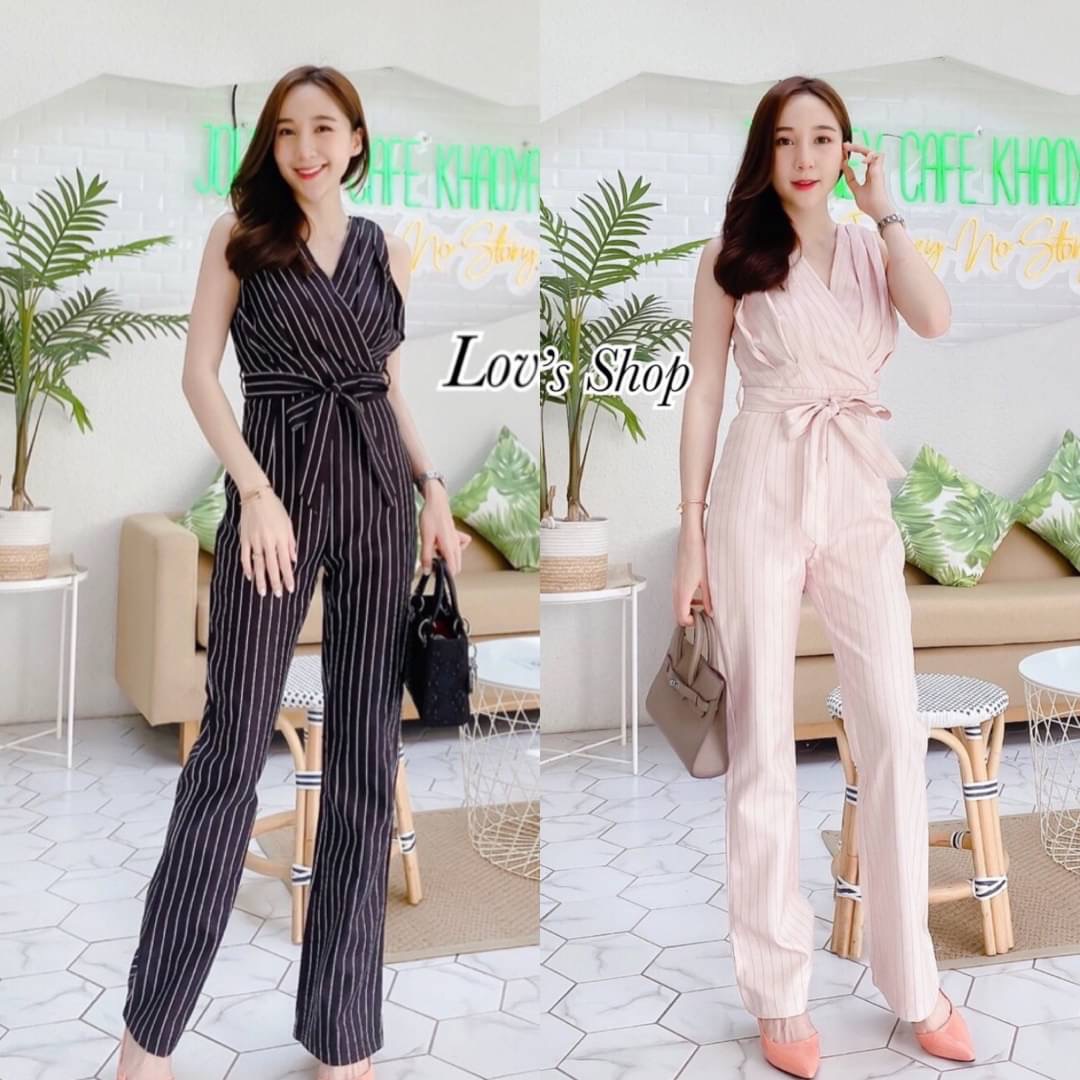 จั้มสูทกางเกง แนวเรียบหรูดูผู้ดี ทรงคอวี ทำจีบทวิตช่วงอก มาพร้อมเชือกกผูกช่วงเอว ทรงนี้ใส่แล้วแลดูขายาวหุ่นดีค่ะ เนื้อผ้าหนาเป็นทรงสวย