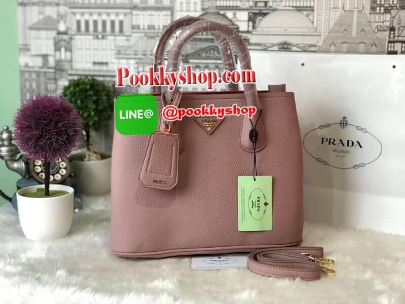 จากแบรนด์ PRADA กระเป๋าหนังลายลิ้นจี่ เคลือบกันน้ำและกันรอยขูดขีด ดูแลง่าย ป้องกันรอยขูดขีดได้ดี ปรับขยายข้างได้ เปิดปิดด้วยซิป ใบนี้มีสายยาวให้คะ เลิศมาก สะพายเป็น shoulder bag ได้เลย ขนาดกำลังดีตัวกระเป๋าไม่หนักมาก ใส่ ipad ของใช้จุกจิกได้หมด จุของได้เย