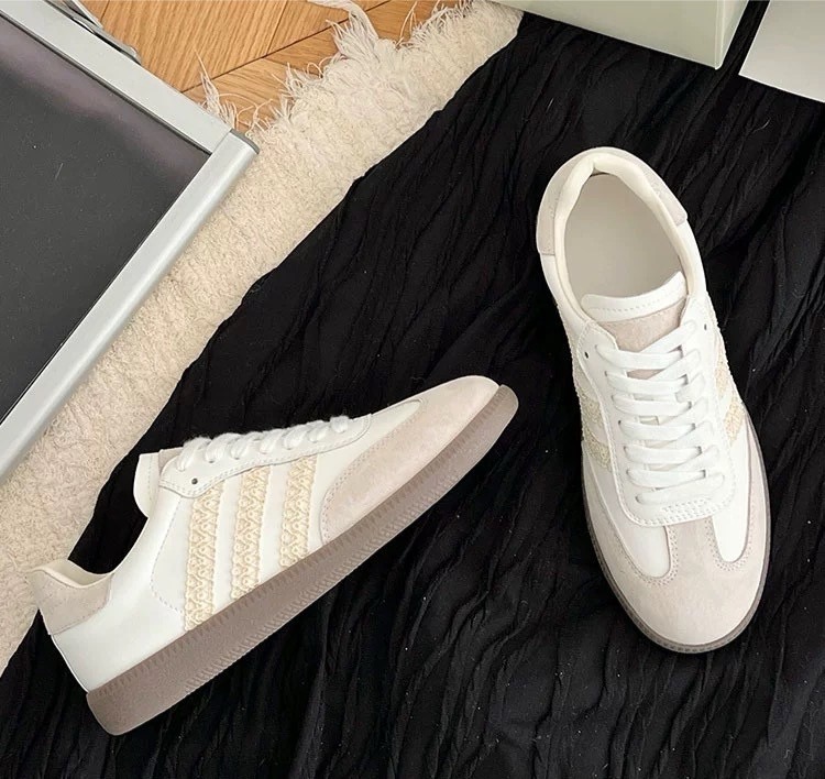 รองเท้าผ้าใบงานเกาหลี รุ่นนี้เป็นผ้าใบทรงที่ทุกคนต้องมี ด้ารข้างดีเทลเส้น สีละมุนมากใส่แล้ว สวยน่ารักมาก พื้นนิ่มใส่สบาย แมทช์กับชุดเริ่ดมาก ต้องมีแล้วน๊าา