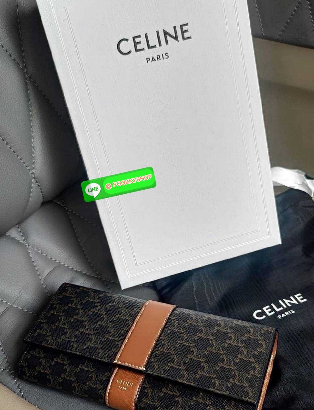 ✴️มาแล้วนะคะ! Don't Miss!✴️CELINE LONG WALLET BAG VIP GIFT WITH PURCHASE-GWP กระเป๋าพรีเมี่ยมกิ๊ฟ Limited จาก CELINE HAUTE PARFUME DUTYFREE COUNTER วัสดุ Triomphe Canvas หนังสวยอยู่ทรงปั้มโลโก้ด้านหน้าเปิดปิดฝาปิดกระดุม ภายในมีช่องใส่บั