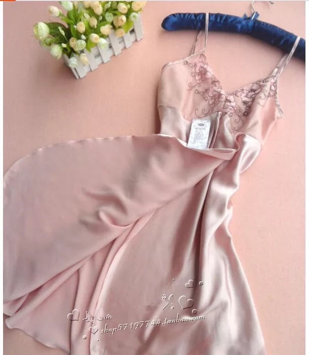 ชุดนอนผ้าไหม สายเดี่ยว แต่งลูกไม้ปัก เกรดพรีเมี่ยม สีชมพูอ่อน เนื้อผ้าเกรดหรู ไฮโซสุดๆคะ