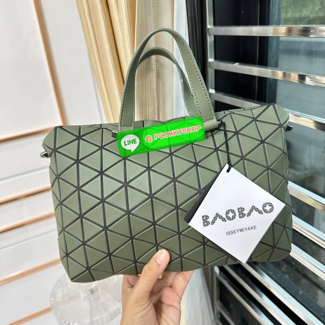 Bao Bao issey Miyake Tonneau Small Matte Bao Bao Issey Miyake รุ่น TONNEAU (ทอนโนะ) กระเป๋าทรง Boston Bag ที่โดดเด่นด้วยลายแพทเทิร์น 3 เหลี่ยมด้านเท่าเรียงต่อกัน ทำให้กระเป๋าใบนี้มีความโดดเด่นทั้งในเรื่องของดีไซน์ที่ทันสมัย และการใช้งานที่ครบทุกฟังก์ชั่น