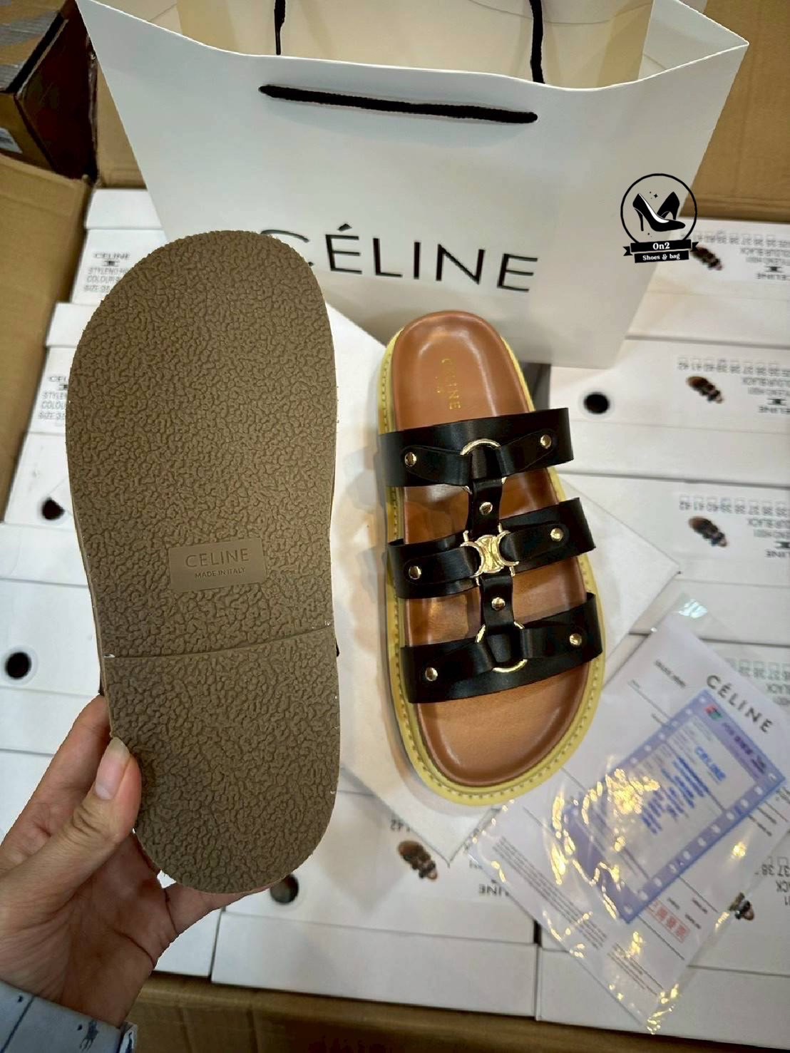 รองเท้าแตะเสริมส้ Celine ดีไซน์ที่ดูหรูหราและทันสมัย เน้นความเรียบง่ายและฟังก์ชันการใช้งานที่ดีเยี่ยม มีส้นเล็กน้อยออกแบบให้ดูทันสมัยและสามารถสวมใส่ได้ทั้งในโอกาสทางการและไม่เป็นทางการสายรัดข้อที่สามารถปรับให้กระชับพอดีกับขา ช่วยเพิ่มความมั่นคงและไม่ลื่นไ