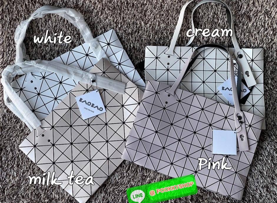 💕 Bao Bao Issey Miyake ROCK MATTE ซีรีส์นี้จะเป็นทรงสี่เหลี่ยมผืนผ้า มีซิปปิดด้านบน ถือเป็นรุ่นที่เหมาะกับการใช้งานในชีวิตประจำวัน สามารถพับมุมและบริเวณด้านล่างของกระเป๋าเพื่อเพิ่มความสะดวกสบายในการใช้งาน ทั้งยังช่วยให้วางกระเป๋าในแนวตั้งได้อีกด้ว