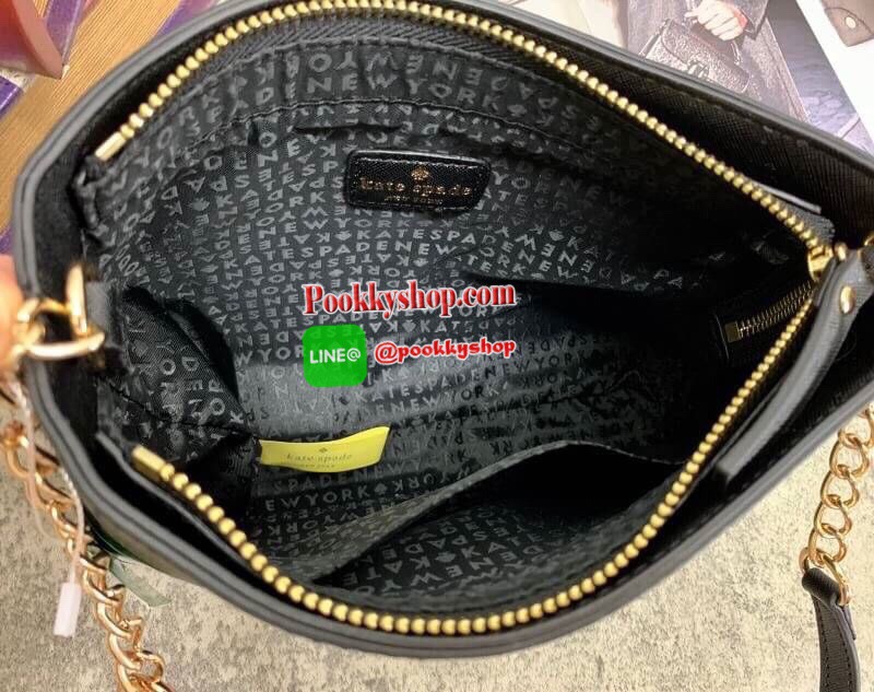 New arrival !! Kate spade new york saffiano crossbody bag รุ่นหายากค่ะ!! กระเป๋าสะพายข้าง วัสดุหนังซาฟเฟียโน่ หนังนิ่มมือ ไม่สากแข็ง น้ำหนักเบา ด้านหน้ามีโลโก้แบรนด์ ออกแบบลายรูปหมู ดูซุกซนน่ารัก พร้อมเขียนข้อความภาษาอังกฤษมาด้วยค่ะ เปิดปิดกระเป๋าแบบซิป ภ