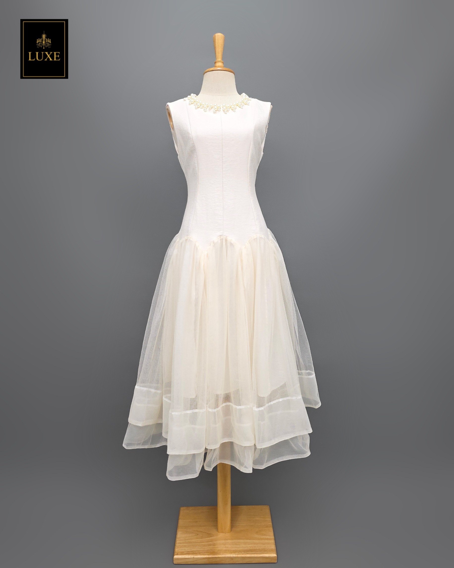 เดรสแฟชั่น เดรสเสื้อคอกลมแขนกุด กระโปรงบาน แต่งลูกปัดมุกรอบคอเสื้อ