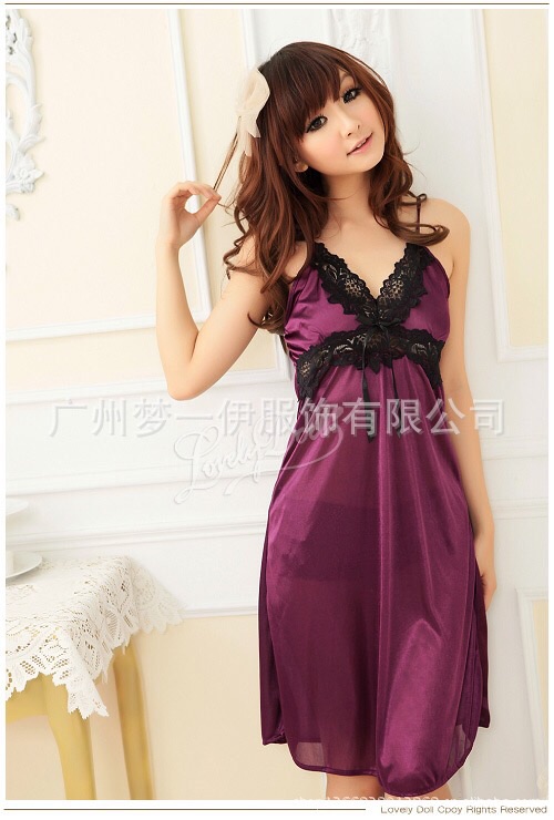 ชุดนอนเซ็กซี่ ชุดนอนซาติน ชุดนอนลูกไม้ สีม่วง เล่นลูกไม้สีดำ แต่งช่วงหน้าอก ไสตล์หรู ๆ คุณหนู ๆเลยคะ